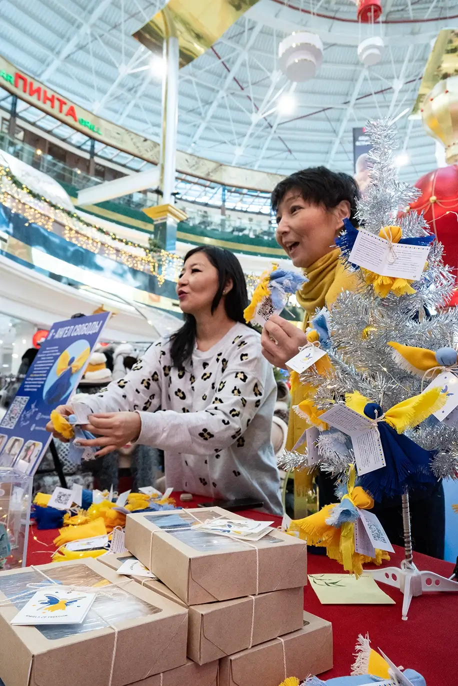 Assemgul and Aelita at the fair