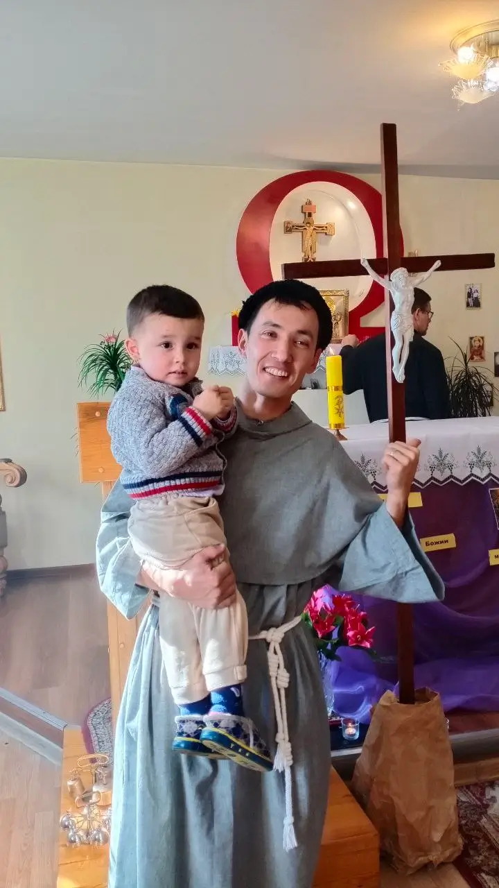 Жанибек в церкви с сыном друзей