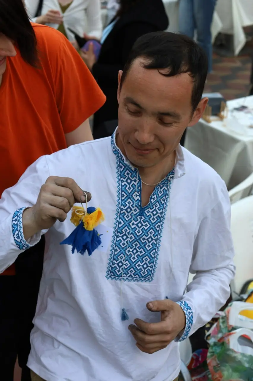 Жанибек с ангелом на ярмарке Garage Fest в Астане