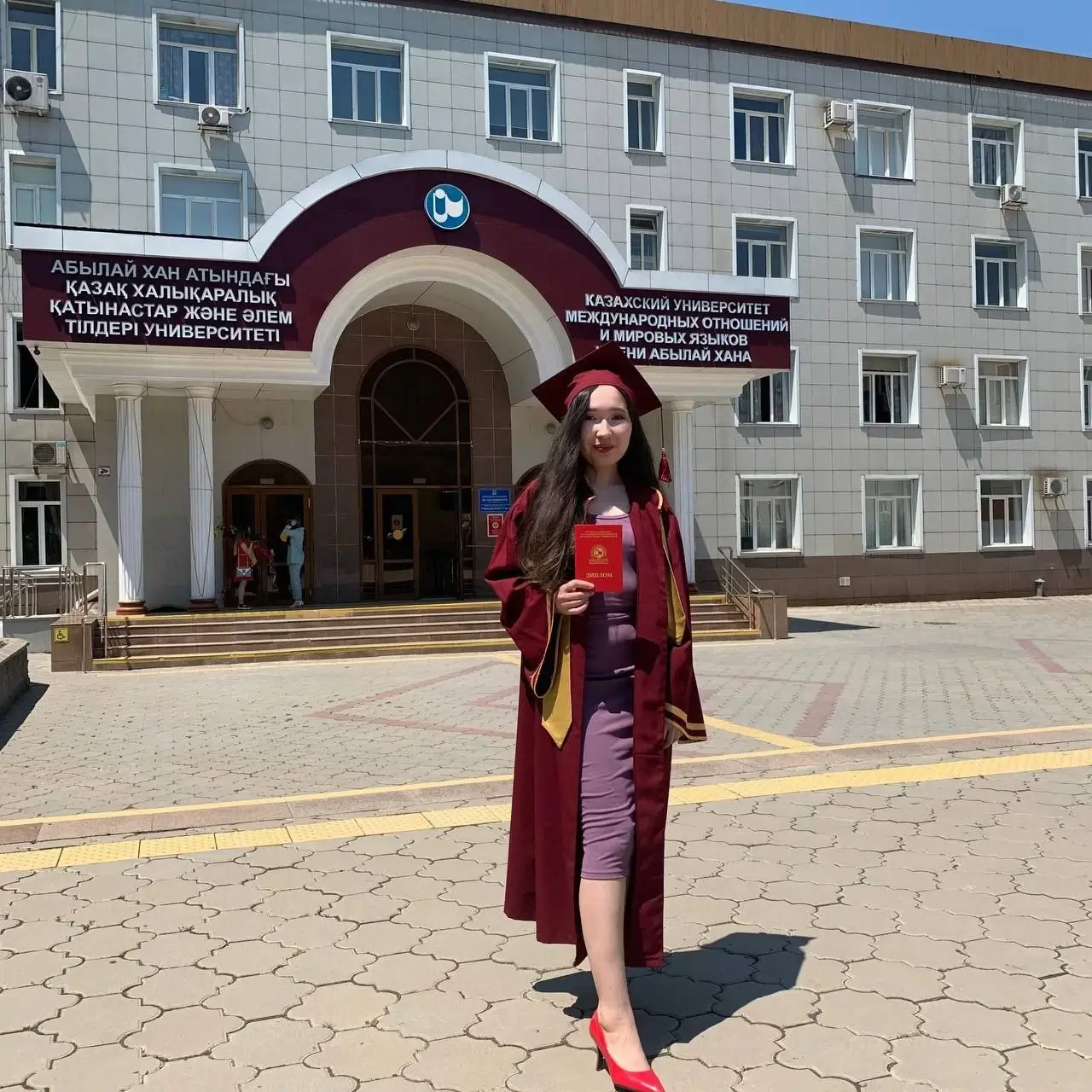 Асель с дипломом у университета имени Абылай хана в Алматы