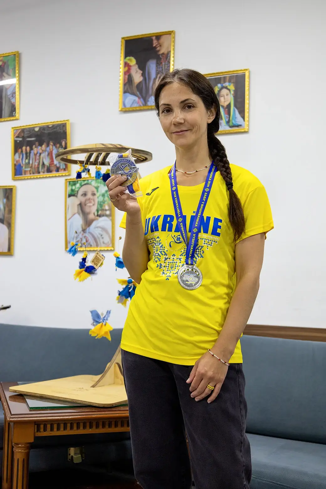 Юлия с медалями Забега в вышиванках