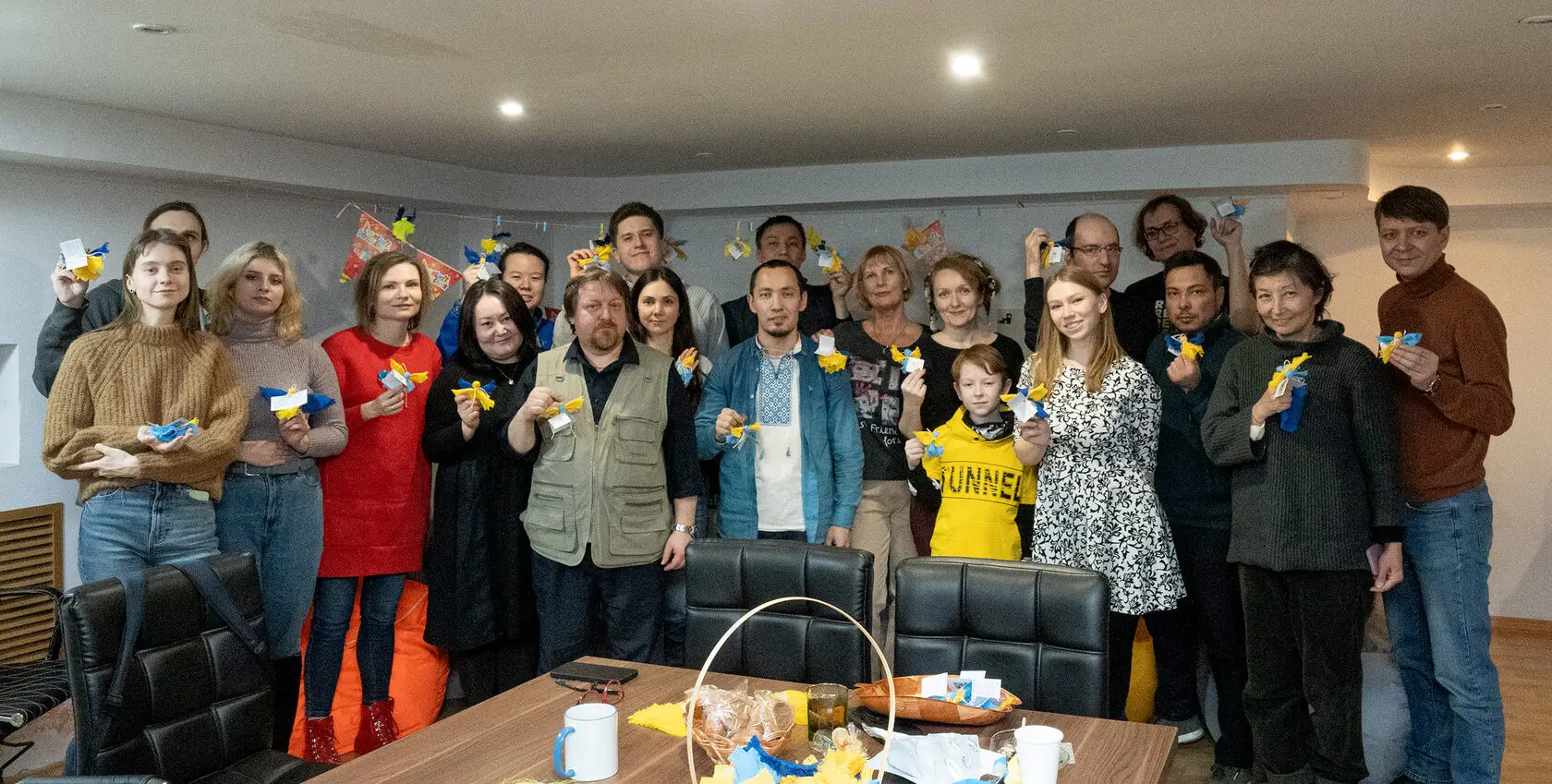 Жанибек (в центре) среди других волонтёров на Новогодней толоке