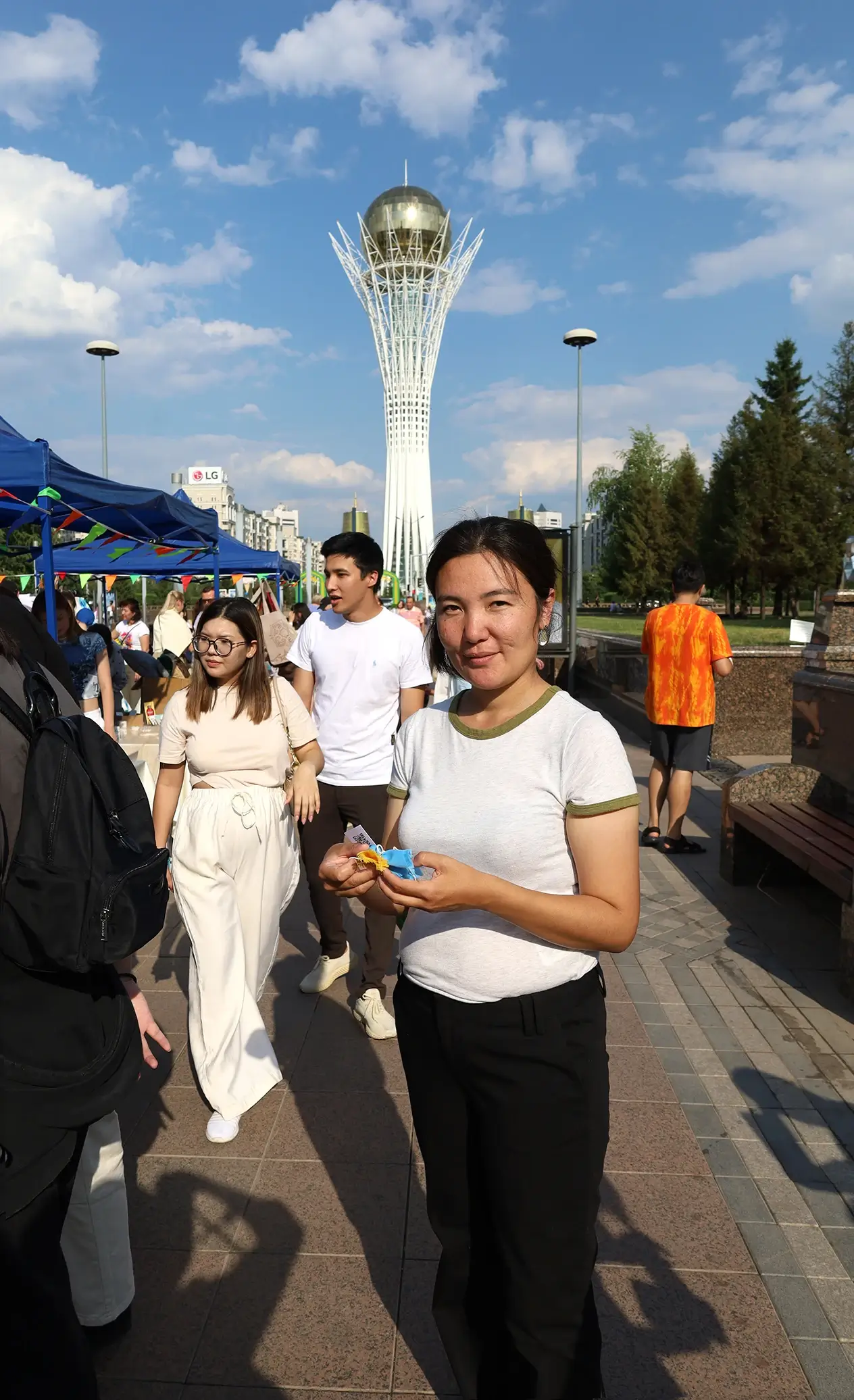 Салтанат с ангелом на ярмарке Garage Fest в Астане