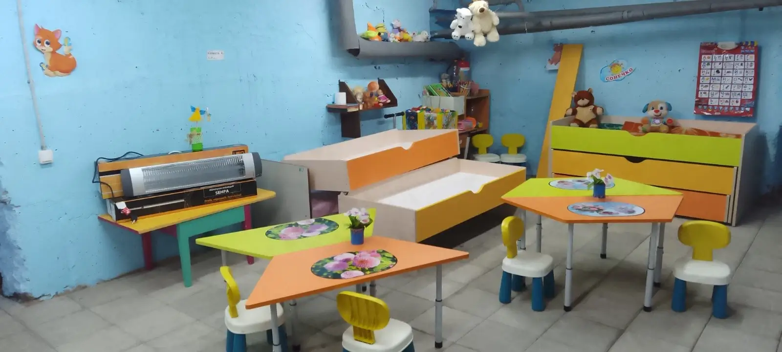 Столики и трёхъярусные кровати в убежище черниговского детсада