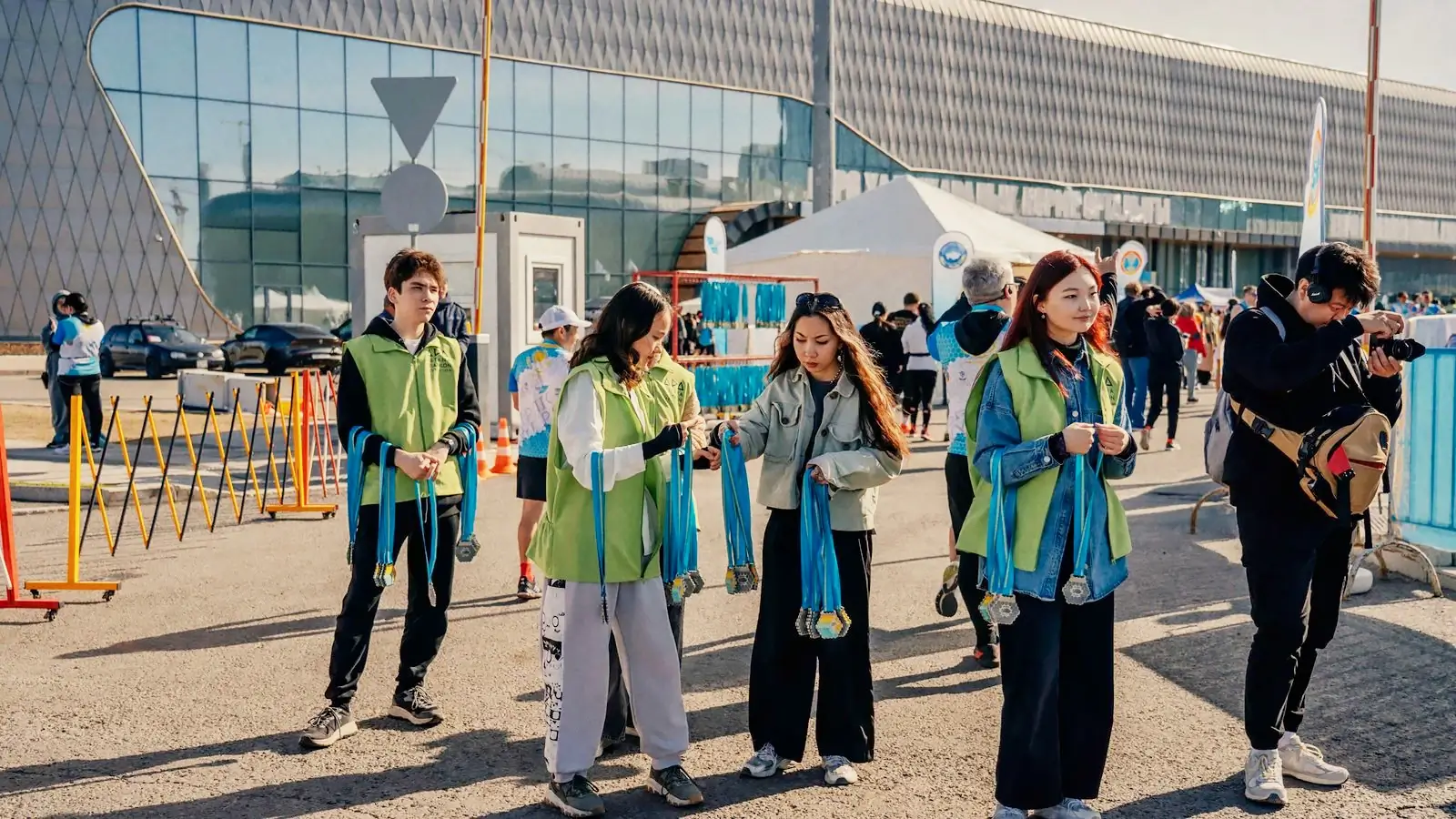 Джамиля (в центре) участвует как волонтёр в организации полумарафона в апреле 2024 года