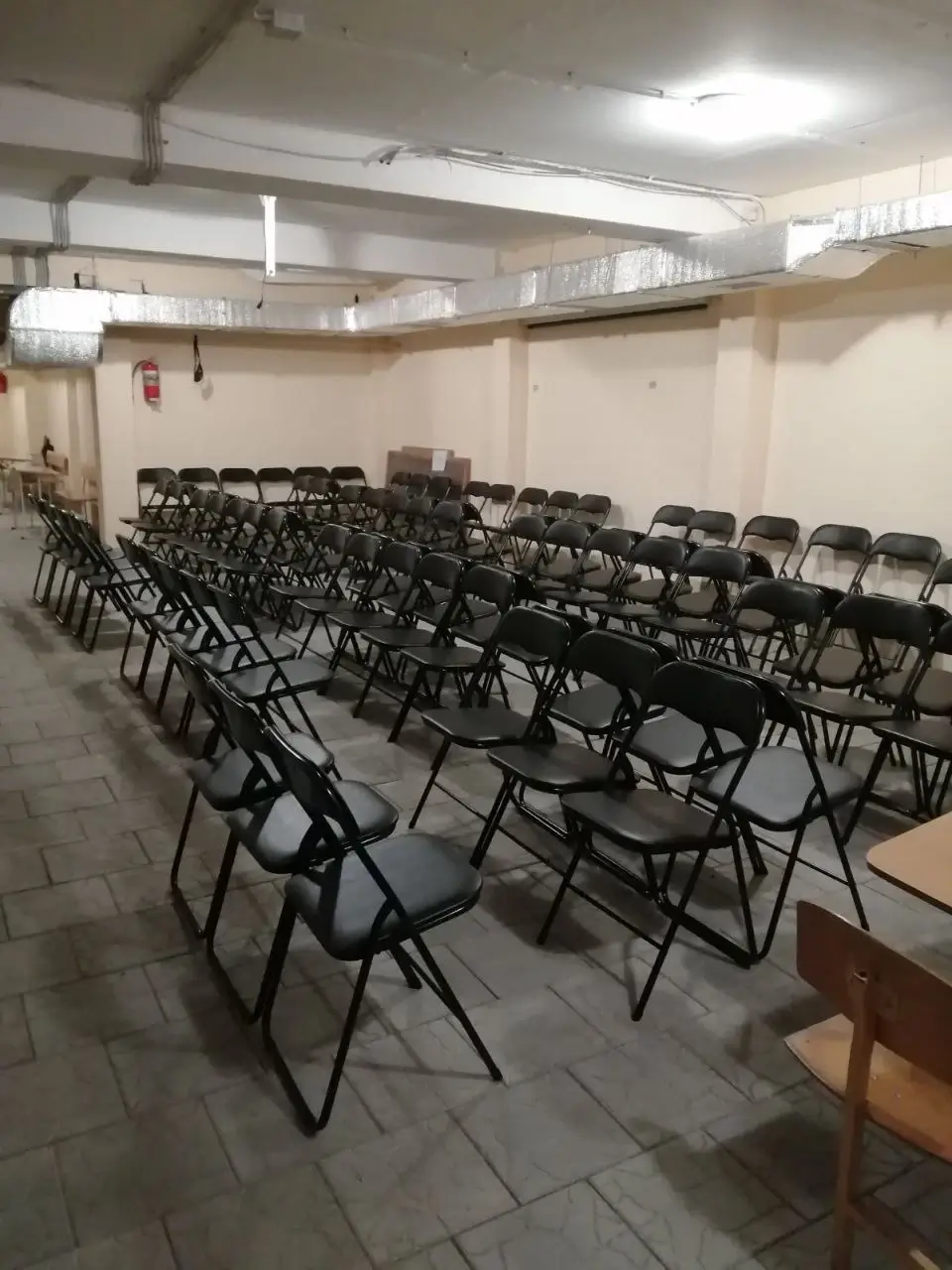 Стульчики от фонда «Ангелы Свободы» в убежище школы в Чернигове