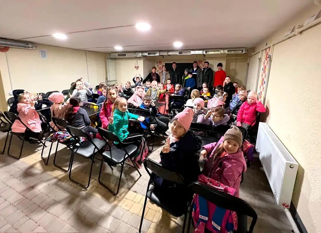 Дети в отремонтированном убежище школы в Чернигове