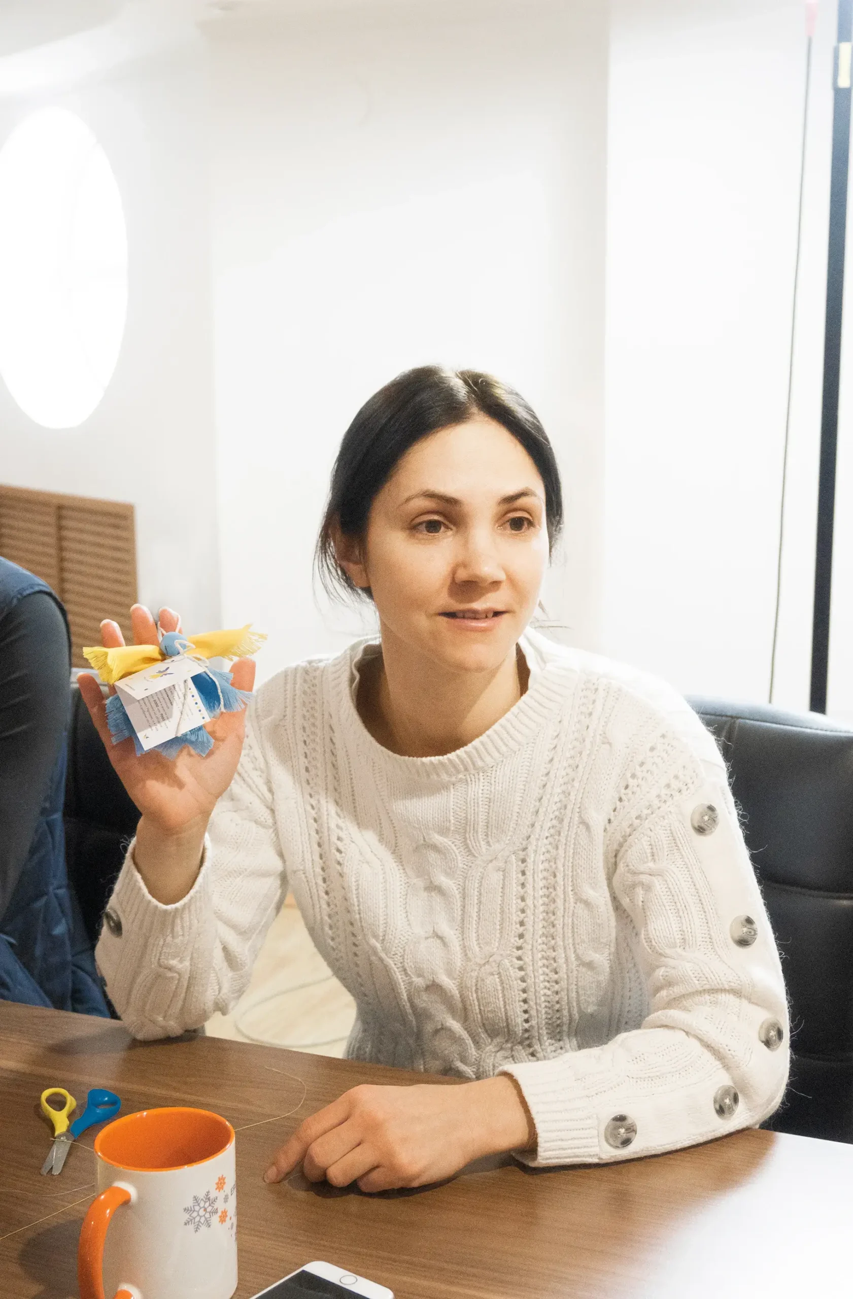 Юлия с первым созданным ею ангелом